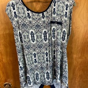 New Maurices L top v neck back w/ mock buttons.